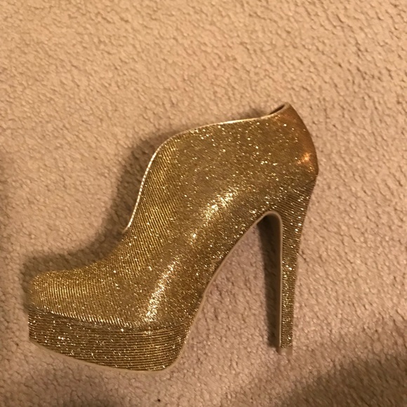 Gold 8.5 heels. Never worn. $30 - Picture 2 of 3
